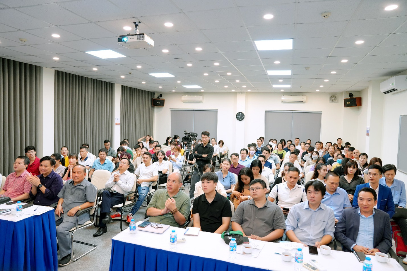 Hơn 130 khách mời gồm các bác sĩ, kỹ thuật viên và chuyên gia y tế đã tham dự hội thảo Hơn 130 khách mời gồm các bác sĩ, kỹ thuật viên và chuyên gia y tế đã tham dự hội thảo