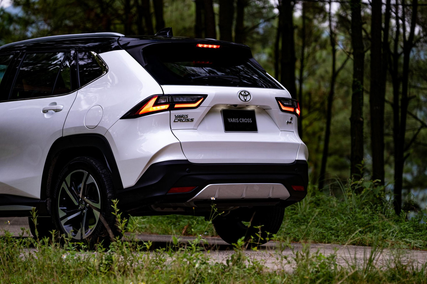 Yaris Cross thu hút và dự đoán sẽ níu chân khách hàng bằng lối đi riêng.