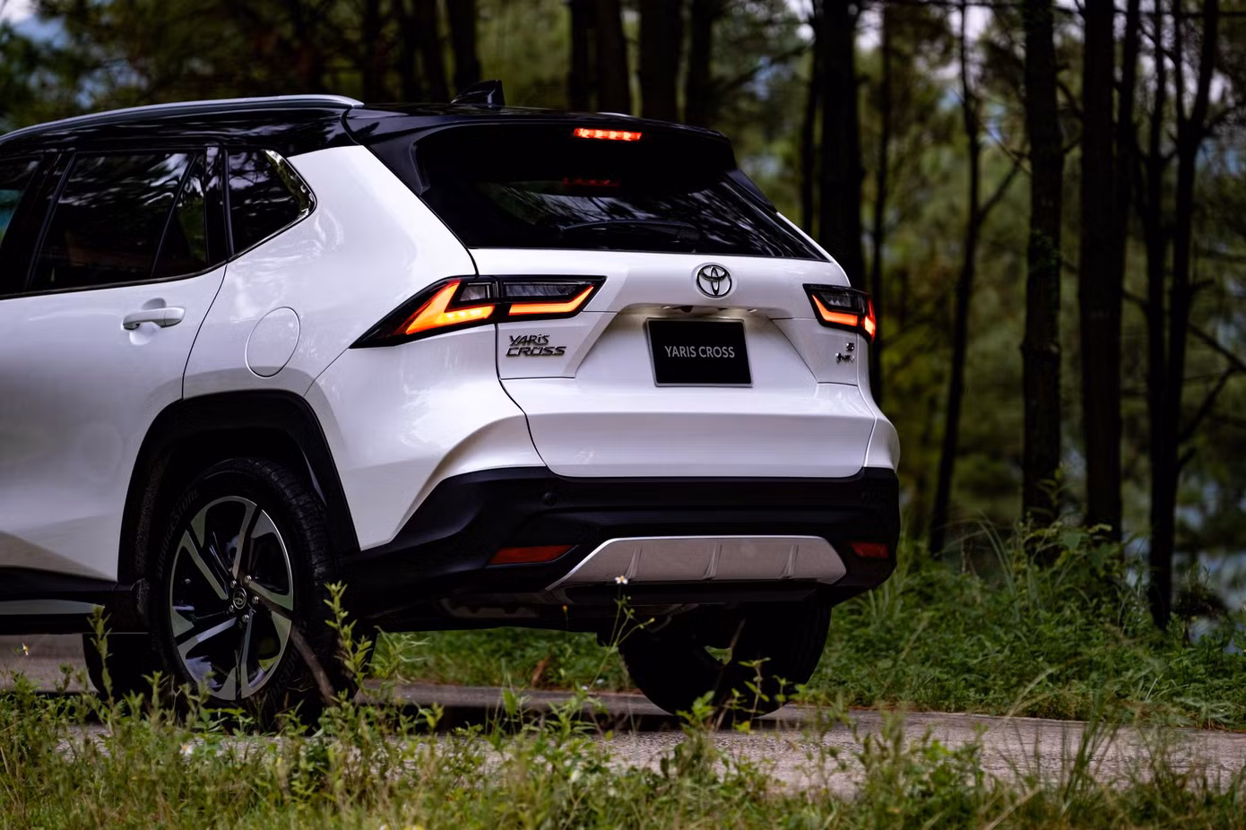 Yaris Cross thu hút và dự đoán sẽ níu chân khách hàng bằng lối đi riêng.