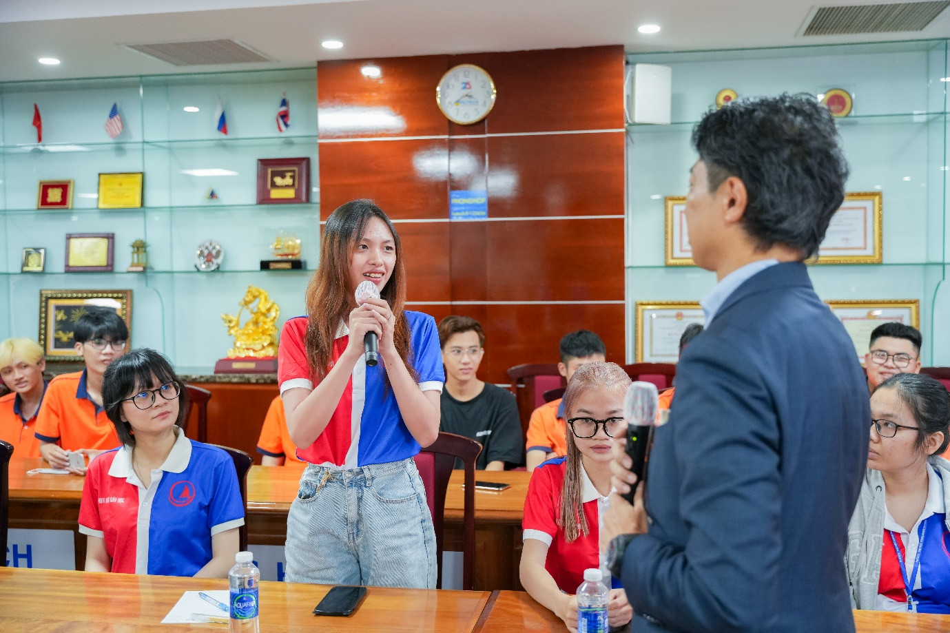 Sinh viên chăm chú lắng nghe và trình bày quan điểm, những vấn đề thắc mắc đến Hạ nghị sĩ