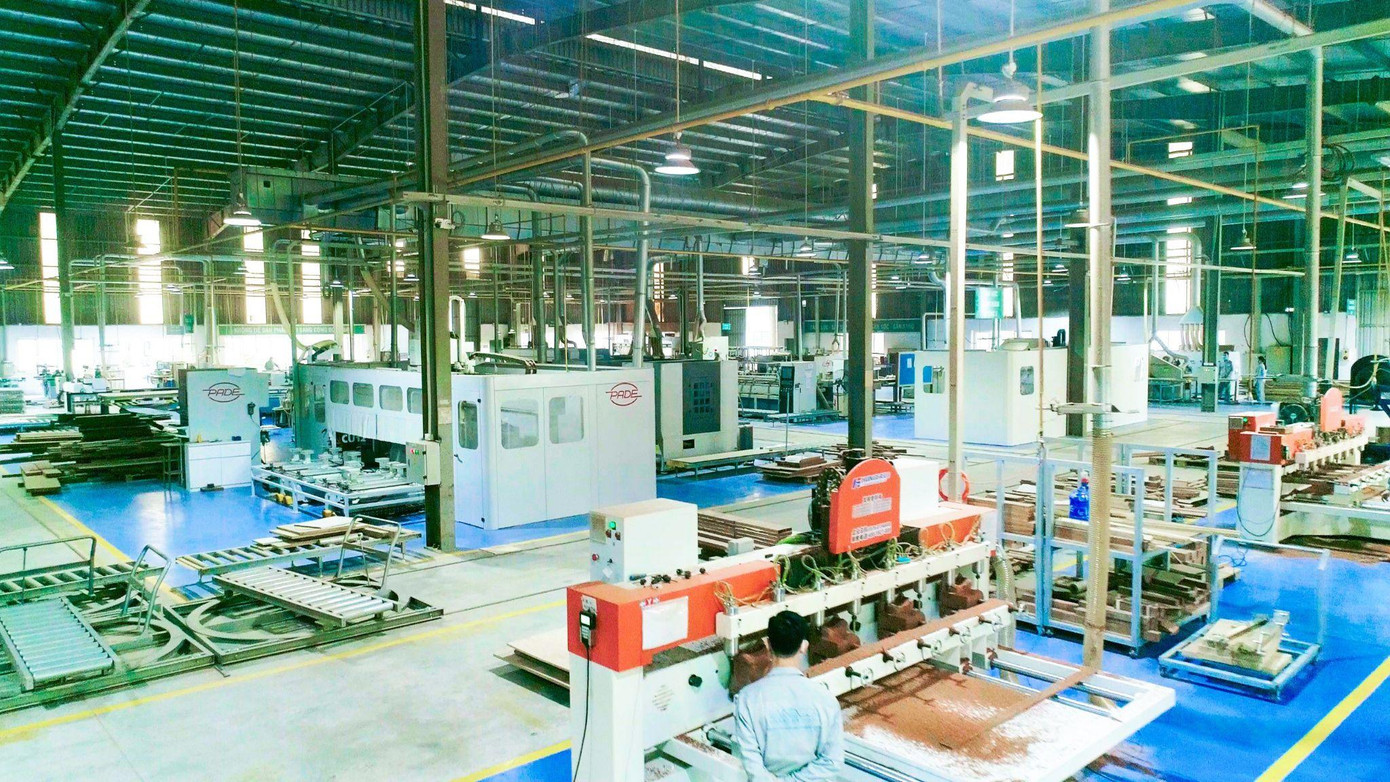 Với máy móc thiết bị được đầu tư bài bản, sản phẩm của LandFurniture có chất lượng cao, đáp ứng tiêu chuẩn của thị trường trong nước và quốc tế. Với máy móc thiết bị được đầu tư bài bản, sản phẩm của LandFurniture có chất lượng cao, đáp ứng tiêu chuẩn của thị trường trong nước và quốc tế.