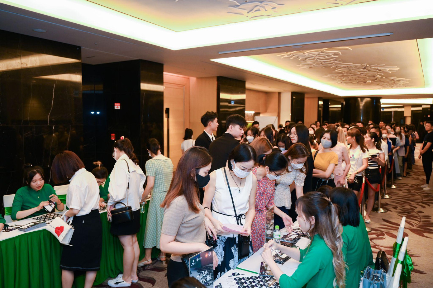 Dòng người xếp hàng dài chờ check-in tham gia sự kiện