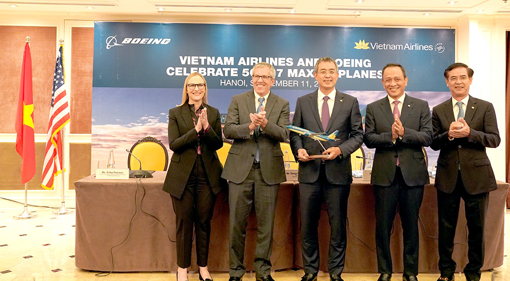 Vietnam Airlines và Boeing ký biên bản ghi nhớ mua 50 máy bay B737 MAX trị giá tới 10 tỷ USD.