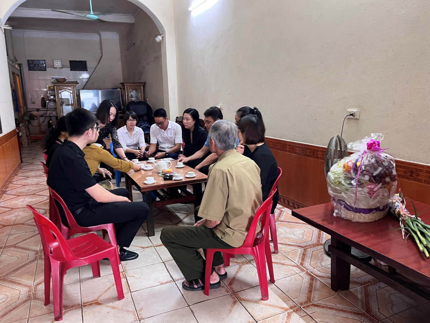 Đoàn Bảo Minh và Đoàn Đơn vị nơi nạn nhân công tác tổ chức thăm hỏi gia đình nạn nhân (Ảnh: Bảo Minh).