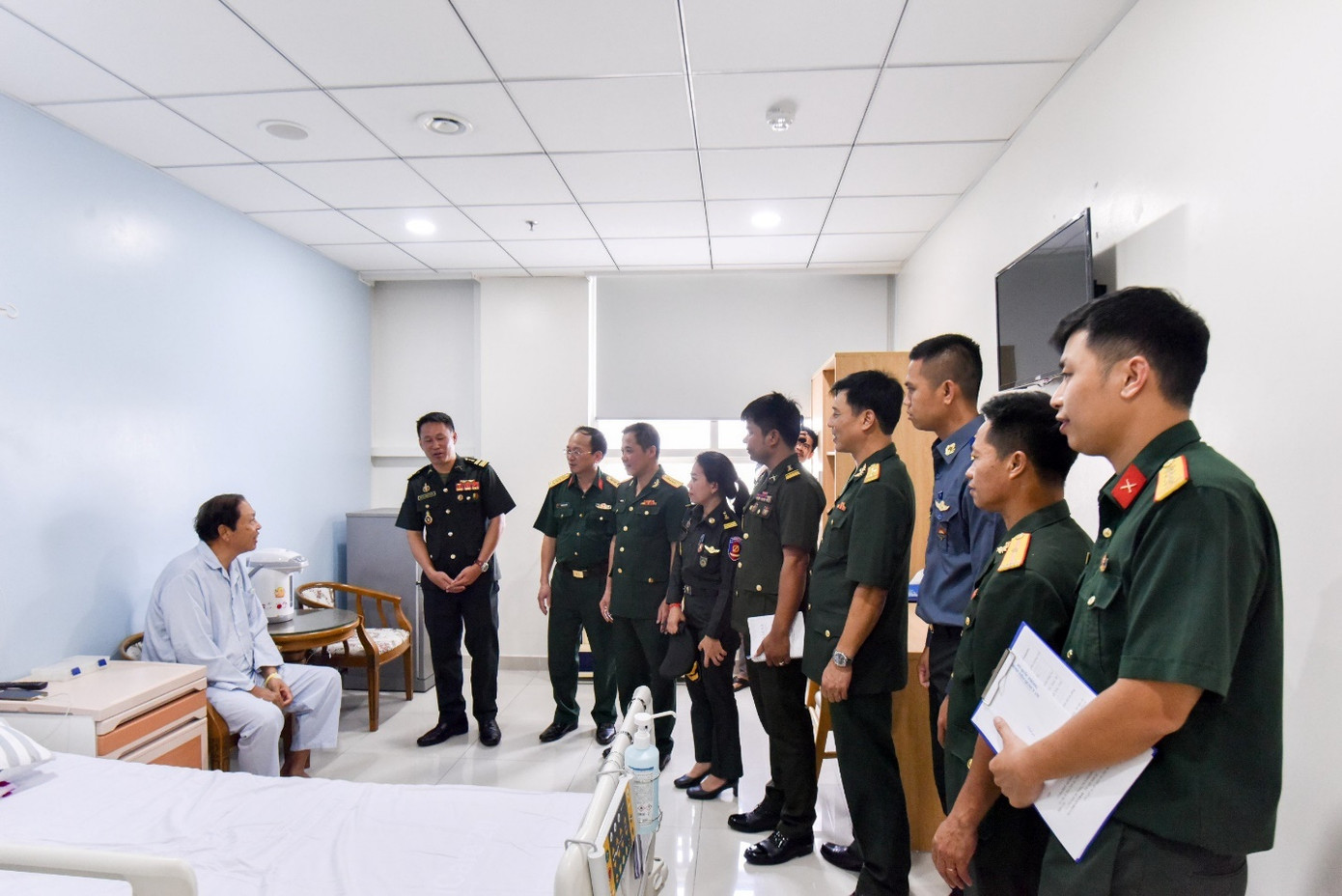 Đoàn sĩ quan trẻ Quân đội Hoàng Gia Campuchia thăm phòng bệnh tại Bệnh viện Quân y 175 Đoàn sĩ quan trẻ Quân đội Hoàng Gia Campuchia thăm phòng bệnh tại Bệnh viện Quân y 175