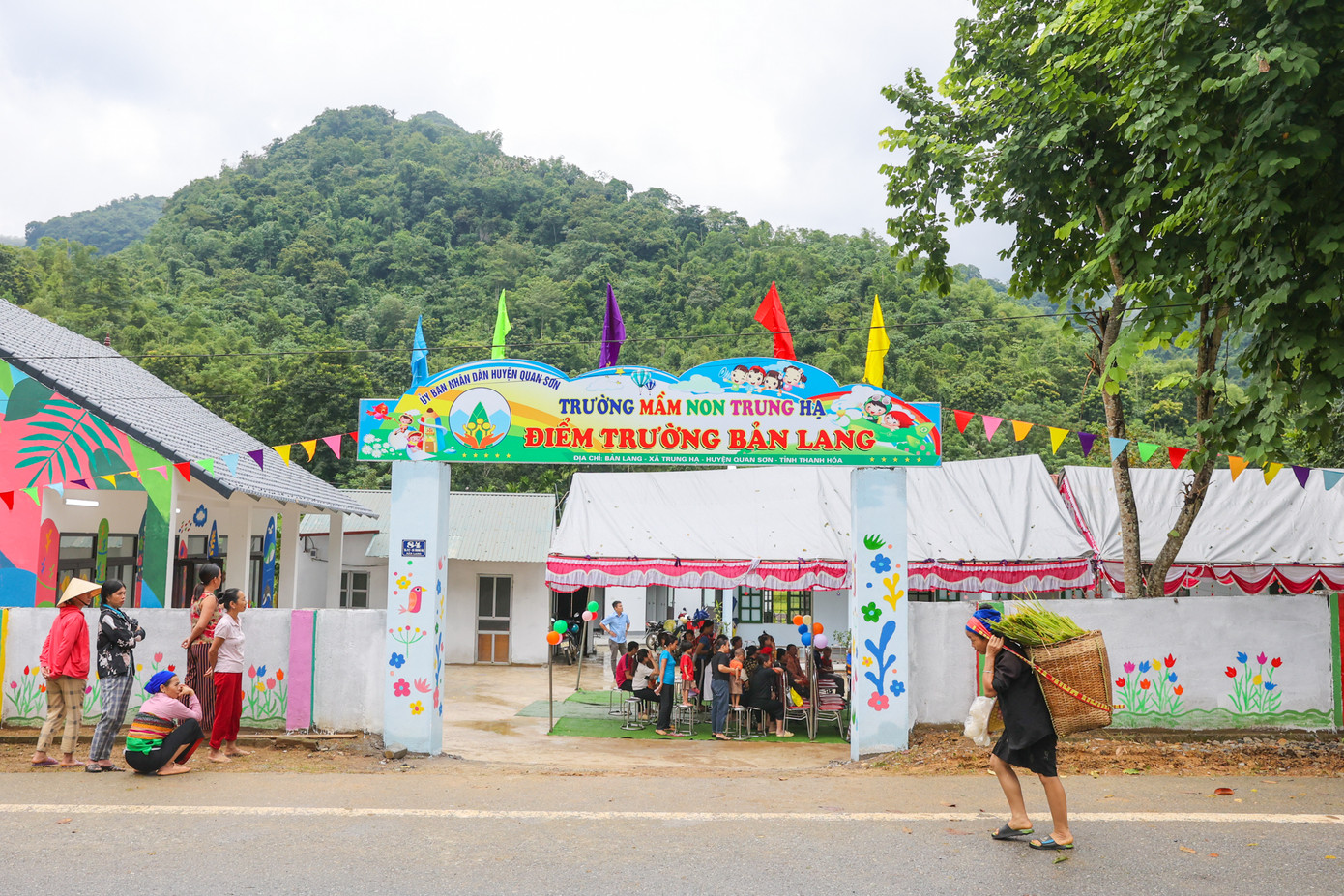 Bà con bản Lang đón chờ lễ khánh thành điểm trường mần non Khu Lang (Ảnh: Minh Sơn) Bà con bản Lang đón chờ lễ khánh thành điểm trường mần non Khu Lang (Ảnh: Minh Sơn)