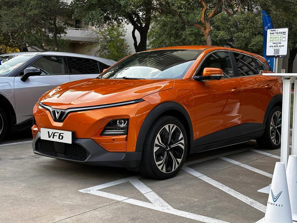 VF 6 tại một bãi đỗ xe tại Mỹ trong phối màu cam rực rỡ