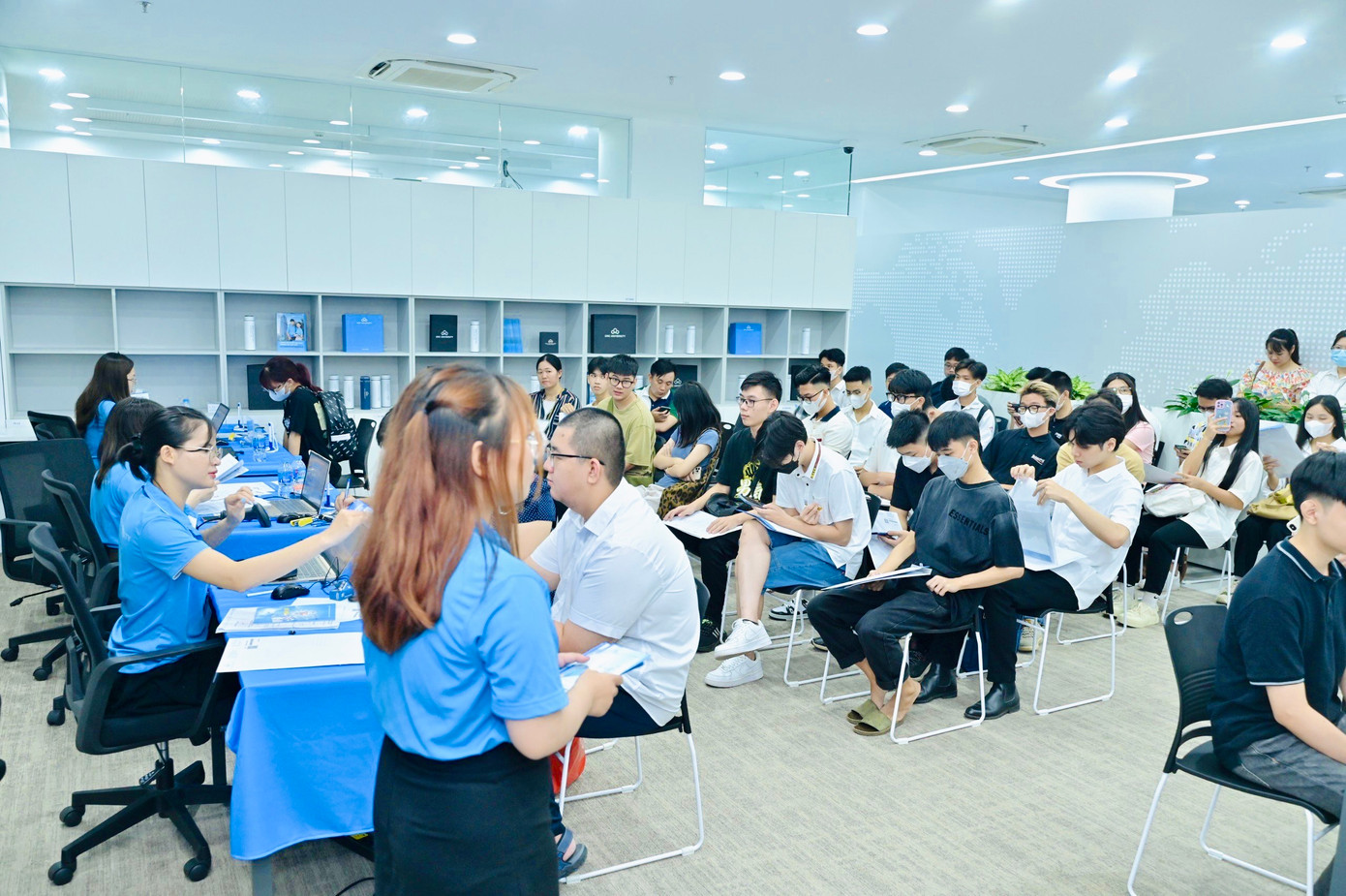 Học sinh và phụ huynh tập trung tại trường từ sáng sớm