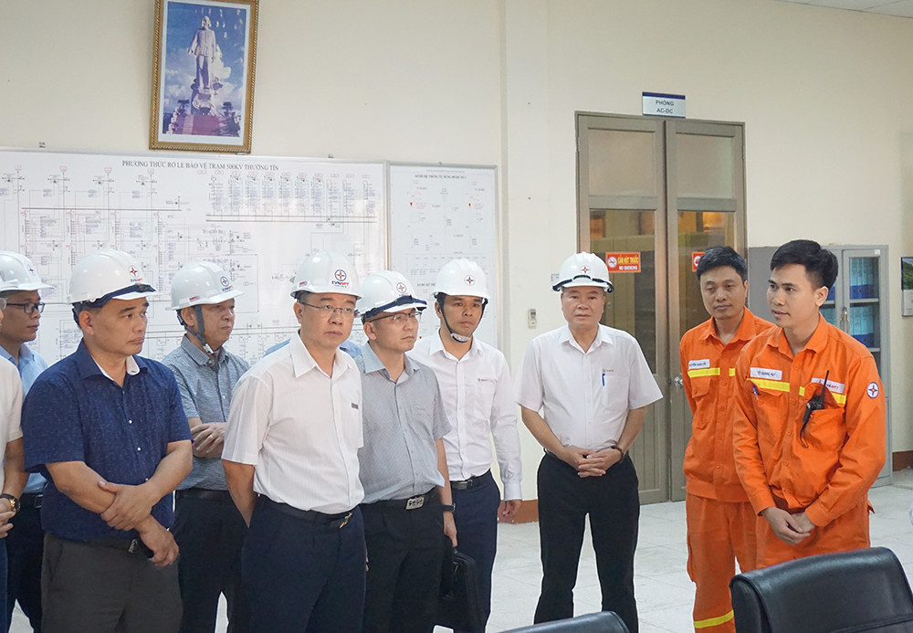Tổng giám đốc EVNNPT Phạm Lê Phú cùng đoàn công tác kiểm tra tại Trạm biến áp 500kV Thường Tín