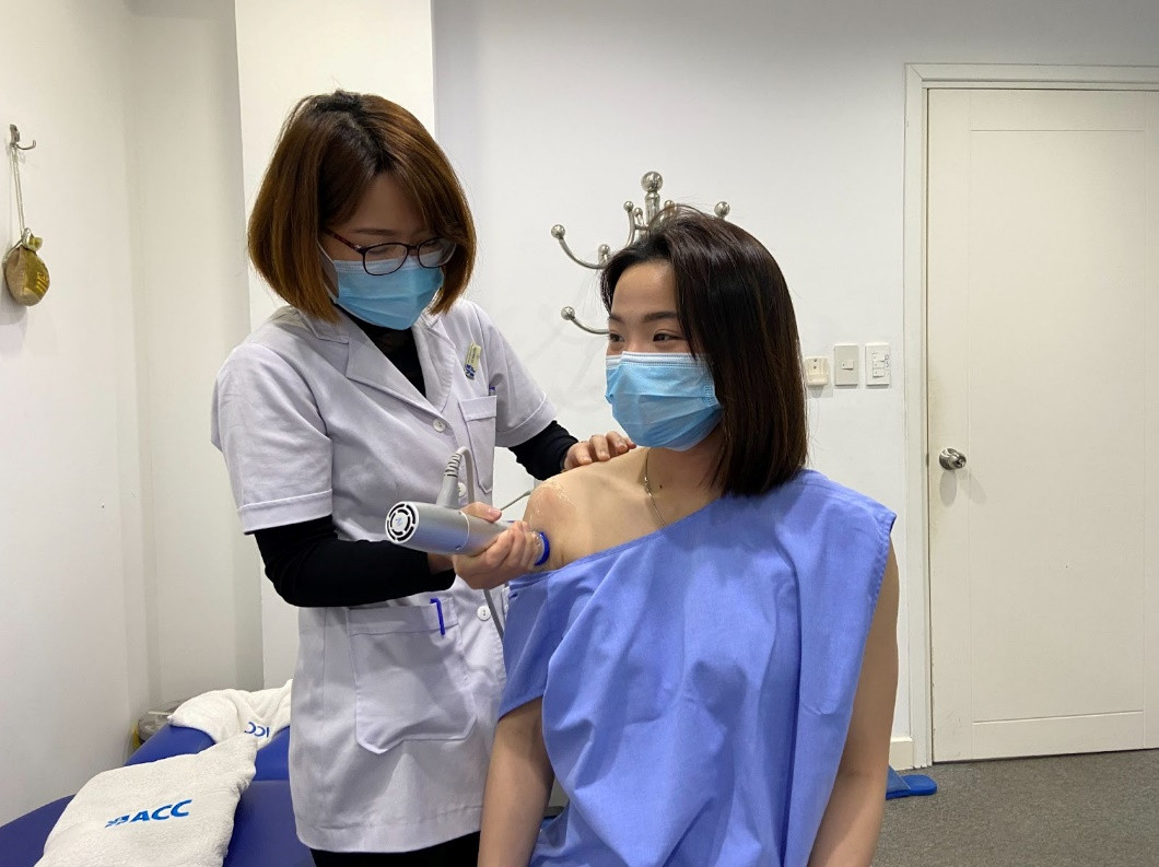 VĐV Nguyễn Thuỳ Linh được chuyên viên Y tế tại ACC hỗ trợ Trị liệu bằng Sóng xung kích Shockwave VĐV Nguyễn Thuỳ Linh được chuyên viên Y tế tại ACC hỗ trợ Trị liệu bằng Sóng xung kích Shockwave