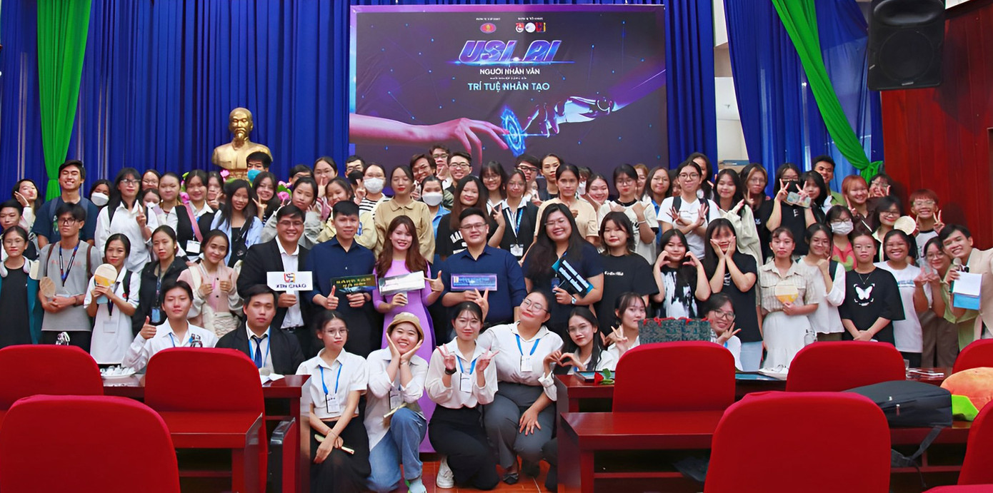 Các bạn Sinh viên Nhân văn chụp hình lưu niệm cùng các Diễn giả và Ban tổ chức chương trình