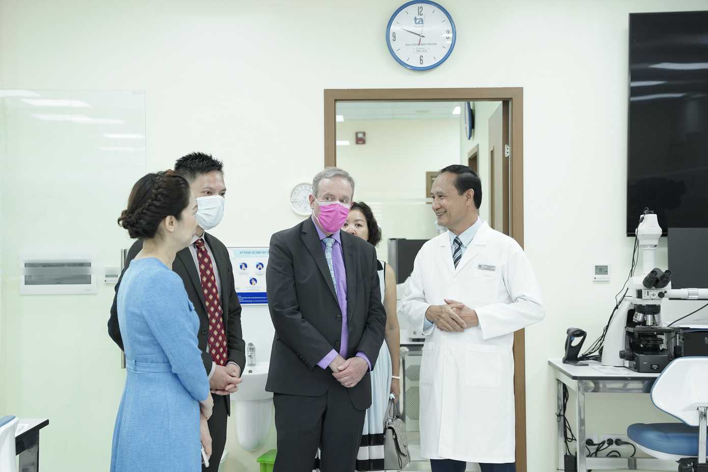 Giáo sư Jeffrey S. Glenn, Viện trưởng Viện nghiên cứu Vi sinh &amp; Chống dịch Stanford thể hiện sự đánh giá cao Trung tâm Giải phẫu bệnh BVĐK Tâm Anh với trang thiết bị hiện đại hàng đầu thế giới.