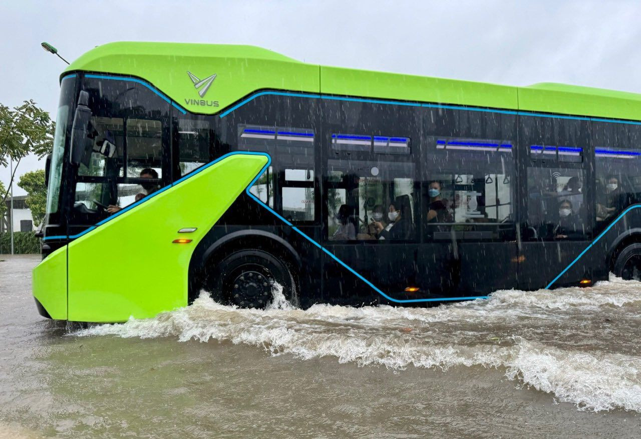 Xe điện được mệnh danh là những “chiến binh đường phố” không sợ ngập.