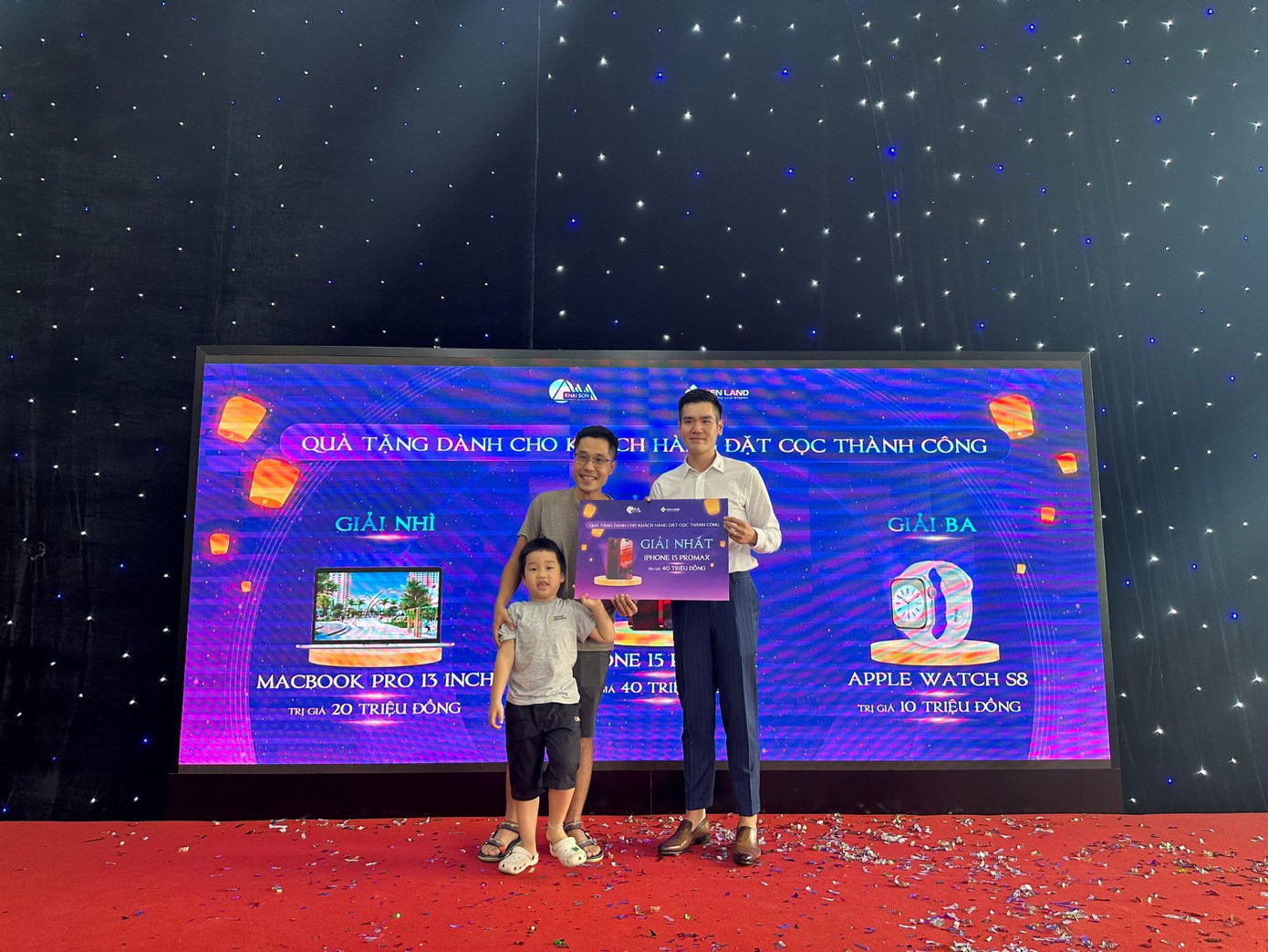 Khách hàng trúng giải nhất là iphone 15 promax tại sự kiện.