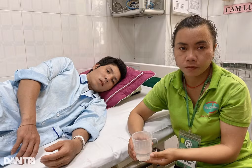 Gương mặt thất thần của anh Chung ở bệnh viện