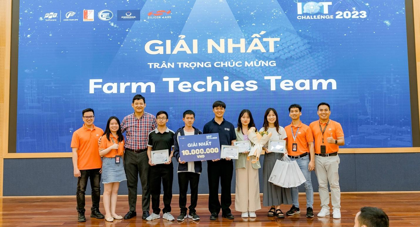 Đội thi “Farm Techies Team” đến từ trường Đại học Công nghệ, ĐHQGHN giành giải nhất chung cuộc với dự án "Smart Greenhouse Technology in Agriculture”