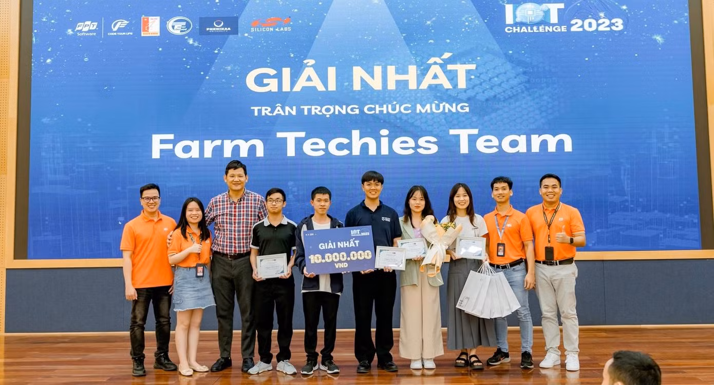 Đội thi “Farm Techies Team” đến từ trường Đại học Công nghệ, ĐHQGHN giành giải nhất chung cuộc với dự án "Smart Greenhouse Technology in Agriculture”