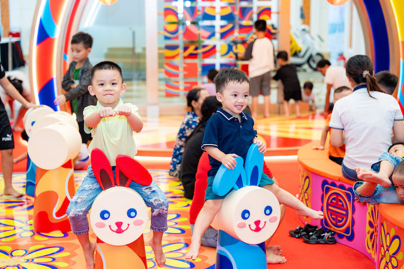 Các em bé thích thú với khu vui chơi thu nhỏ ngay trong TTTM