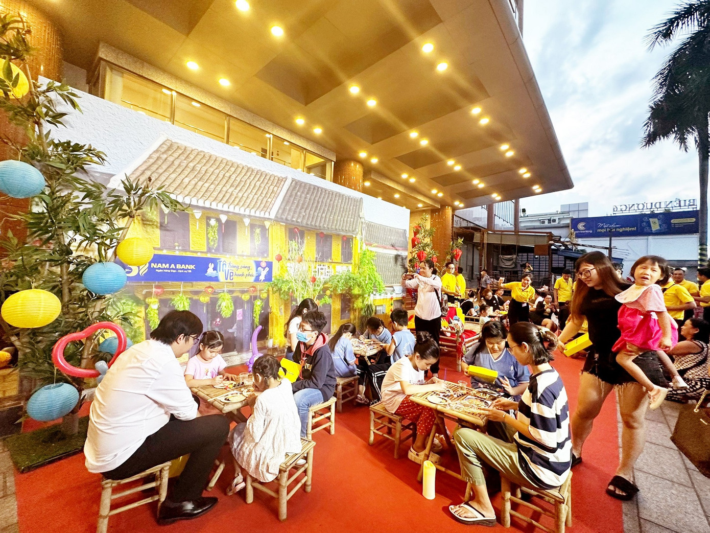 Phố đèn lồng đa sắc màu tại Hội sở Nam A Bank thu hút nhiều em nhỏ tham gia