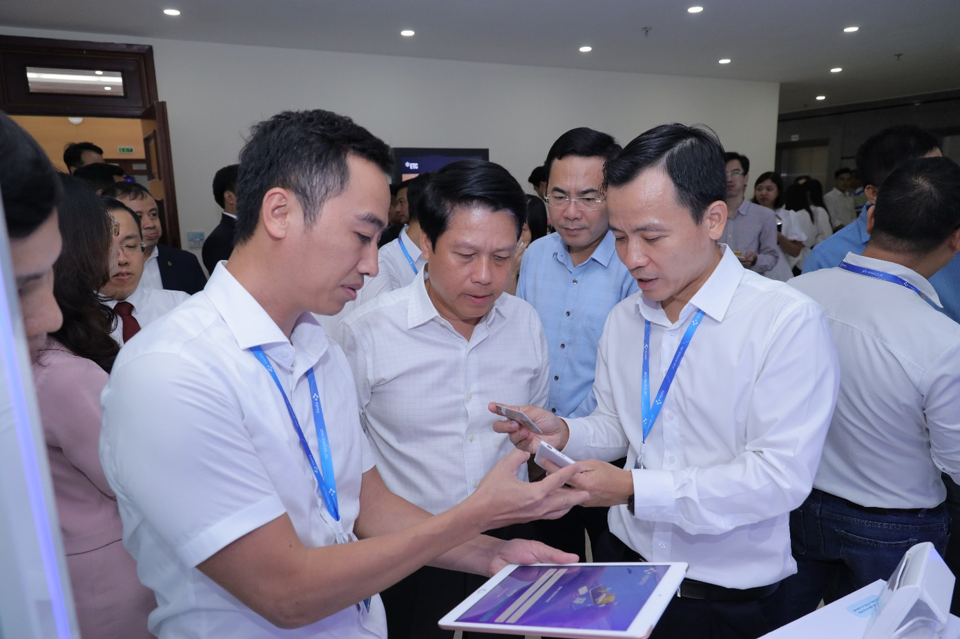 Phó Thống đốc NHNNVN trải nghiệm giải pháp xác thực CCCDGC trong lĩnh vực ngân hàng Phó Thống đốc NHNNVN trải nghiệm giải pháp xác thực CCCDGC trong lĩnh vực ngân hàng