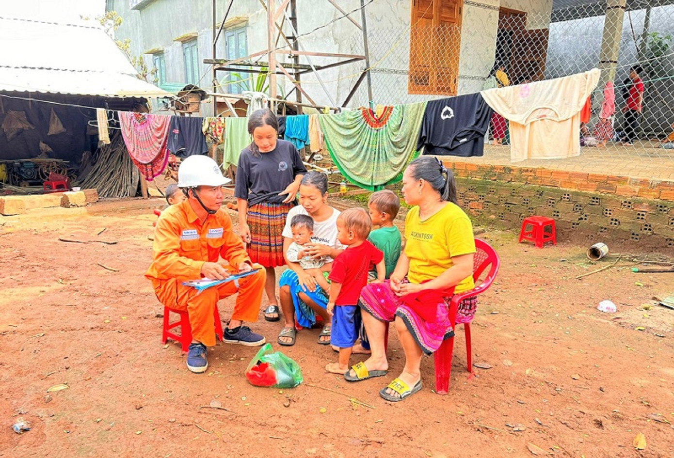 Nhân viên PC Đắk Nông đến nhà hỗ trợ khách hàng dân tộc thiểu số ký lại HĐMBĐ điện tử Nhân viên PC Đắk Nông đến nhà hỗ trợ khách hàng dân tộc thiểu số ký lại HĐMBĐ điện tử