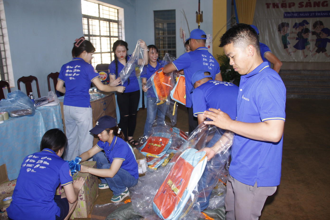 Các thành viên Ủy ban Vòng tay Nhân Ái của PepsiCo mang Trung thu tới cho các em học sinh Gia Lai Các thành viên Ủy ban Vòng tay Nhân Ái của PepsiCo mang Trung thu tới cho các em học sinh Gia Lai