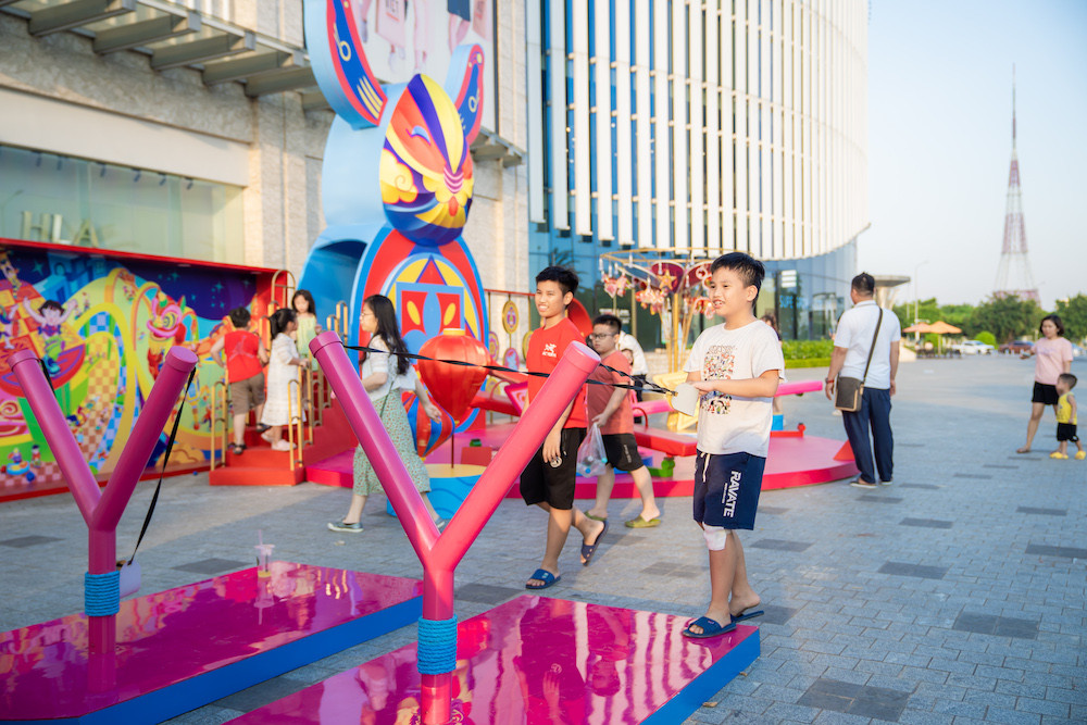 Các bạn nhỏ thích thú với các trò chơi dân gian xuất hiện ngay giữa lòng thành phố