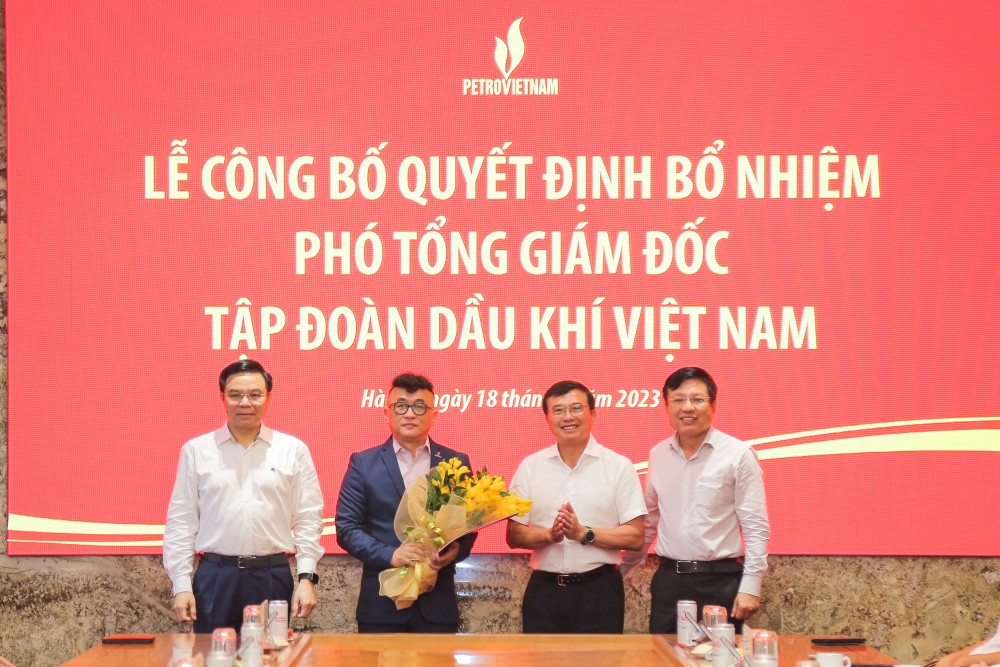 Lãnh đạo Ủy ban Quản lý vốn nhà nước tại doanh nghiệp và lãnh đạo Petrovietnam chúc mừng đồng chí Phan Tử Giang Lãnh đạo Ủy ban Quản lý vốn nhà nước tại doanh nghiệp và lãnh đạo Petrovietnam chúc mừng đồng chí Phan Tử Giang