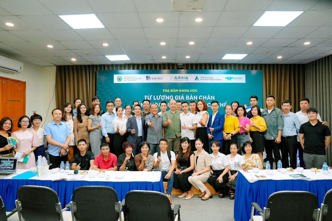 Các khách mời và ban tổ chức chụp ảnh lưu niệm Các khách mời và ban tổ chức chụp ảnh lưu niệm