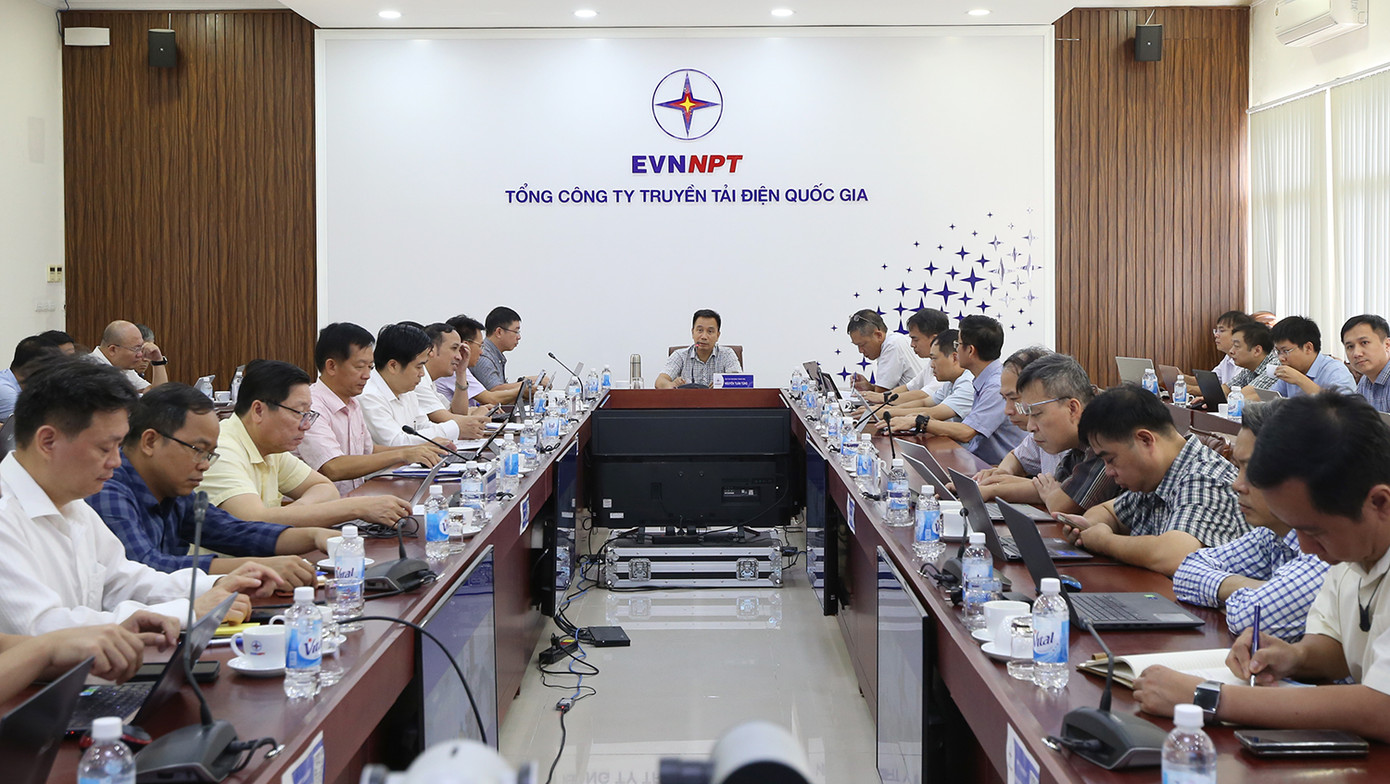 Chủ tịch HĐTV EVNNPT Nguyễn Tuấn Tùng chủ trì cuộc họp