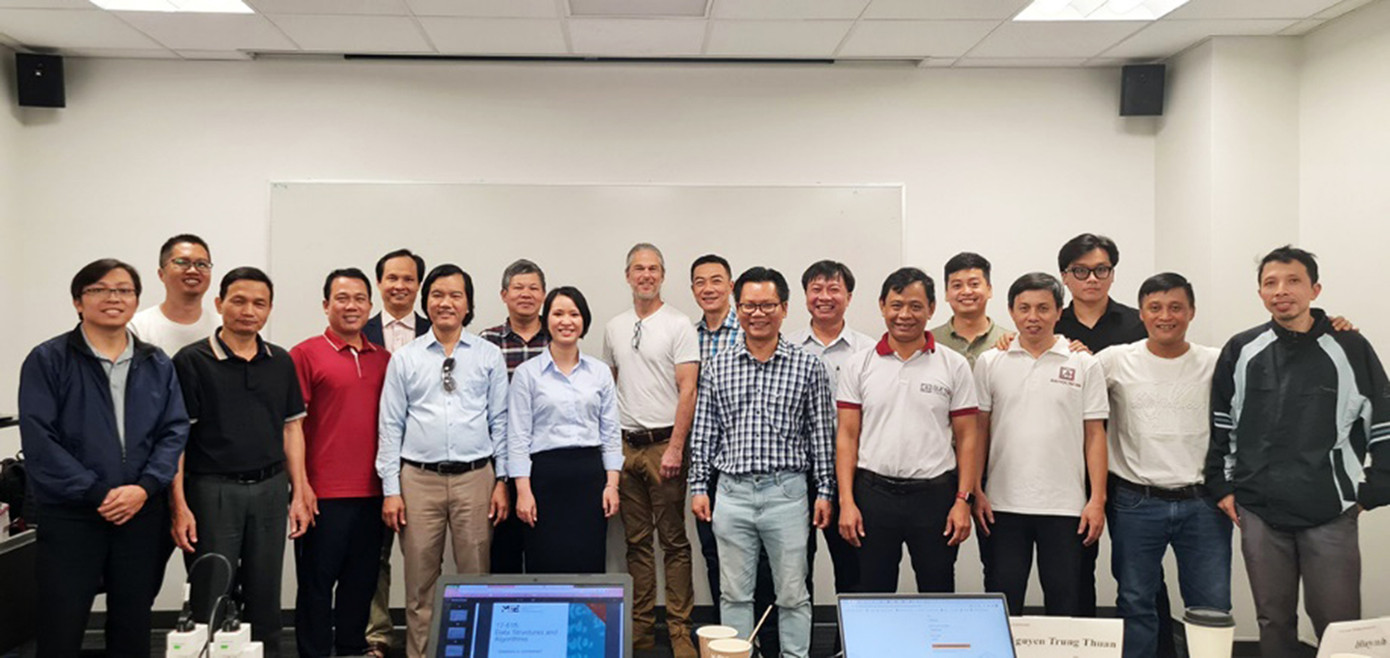 Giáo sư của ĐH Carnegie Mellon chụp hình lưu niệm cùng các giảng viên ĐH Duy Tân trong khóa tập huấn Giáo sư của ĐH Carnegie Mellon chụp hình lưu niệm cùng các giảng viên ĐH Duy Tân trong khóa tập huấn