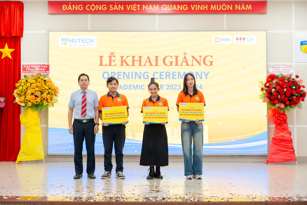 Nhiều suất học bổng giá trị được HUTECH trao đến sinh viên tại Lễ khai giảng năm học 2023-2024