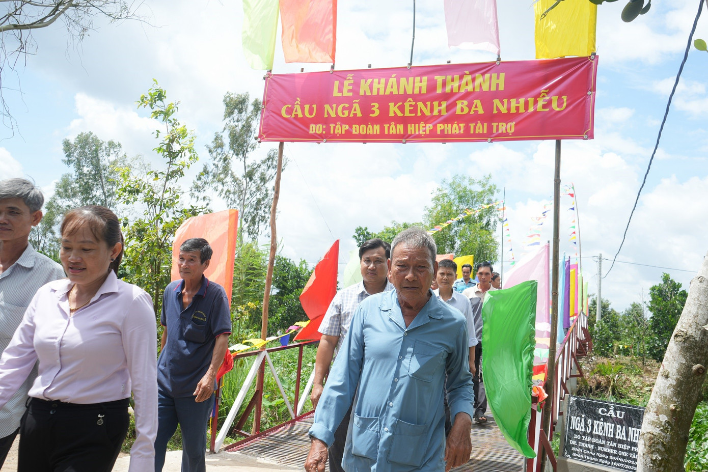 Hàng trăm người dân háo hức tham dự lễ khánh thành cầu Ngã 3 Kênh Ba Nhiễu.