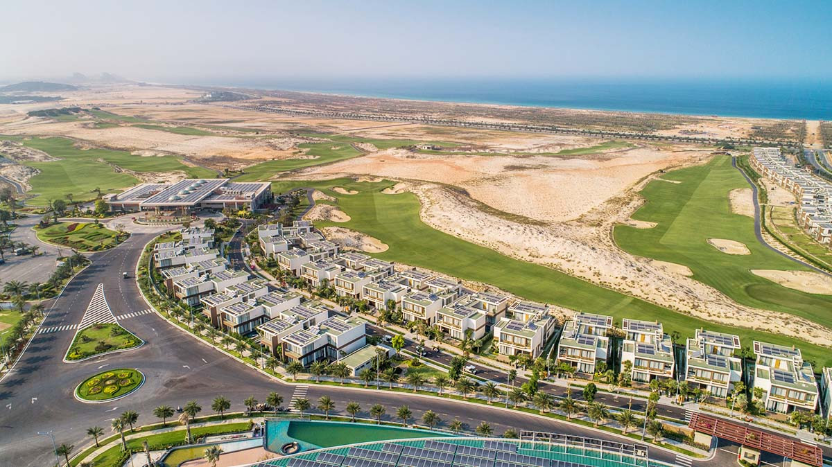 Wyndham Grand KN Paradise Cam Ranh liền kề sân KN Golf Links - là điểm đến yêu thích đối với các du khách yêu thích trải nghiệm “stay and play”.