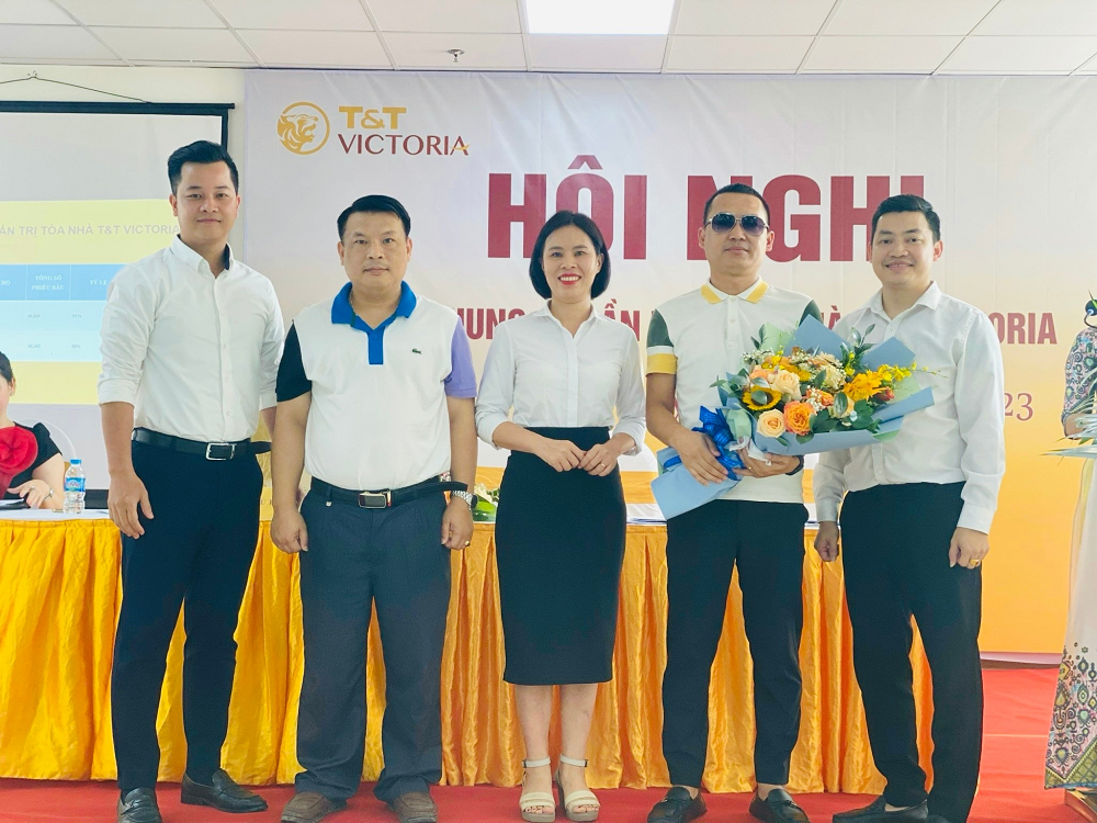 BQT tòa nhà T&amp;T Victoria gồm 3 thành viên (đứng giữa) ra mắt toàn thể cư dân