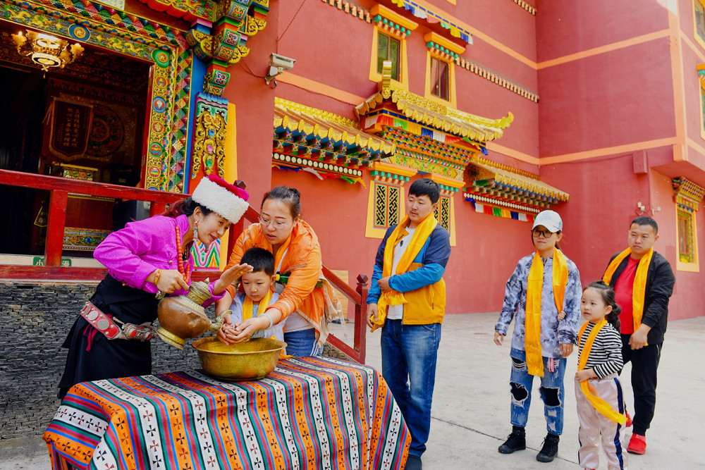 Làng người dân tộc Tạng ở Cửu Trại Câu Làng người dân tộc Tạng ở Cửu Trại Câu