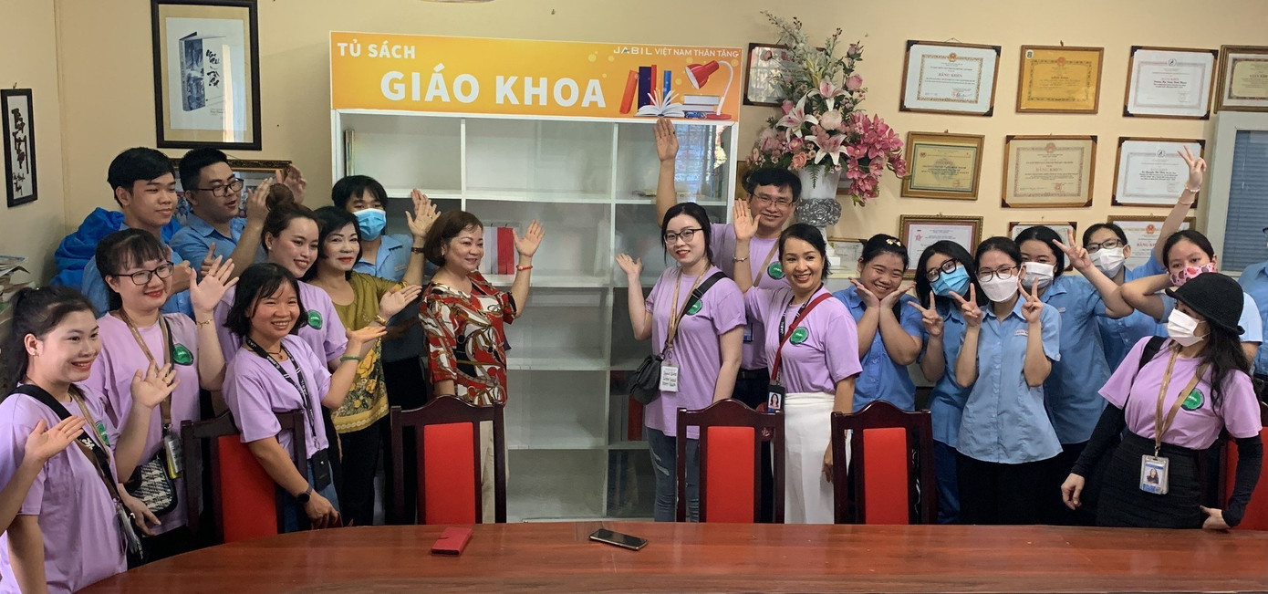 Nhân viên Jabil Việt Nam tặng quà cho học sinh có hoàn cảnh khó khăn trong chương trình “Tủ Sách Hy Vọng”