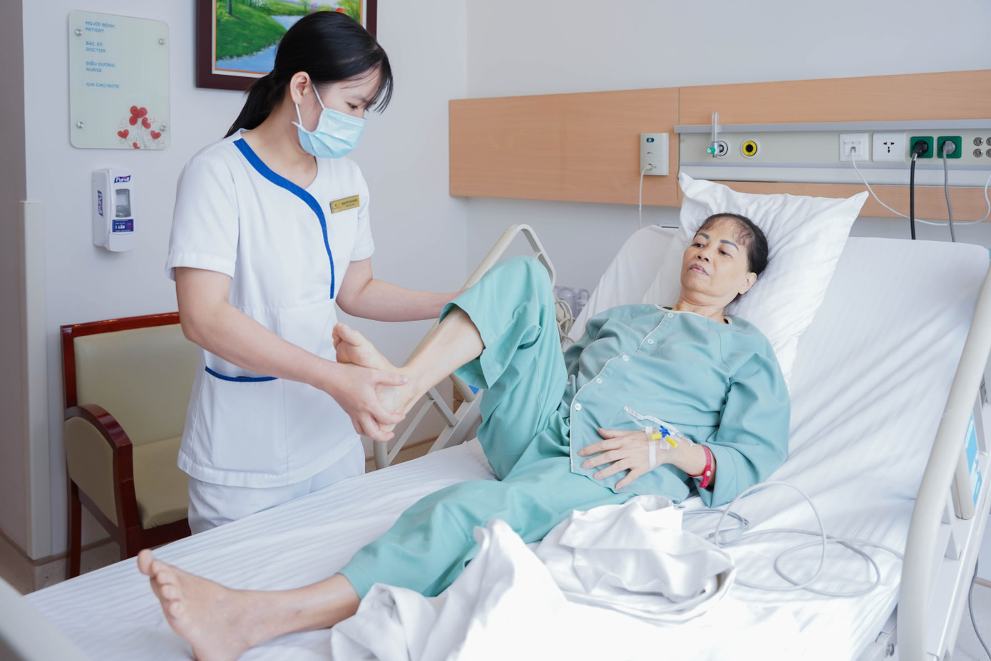 Bệnh nhân được tập phục hồi chức năng hàng ngày