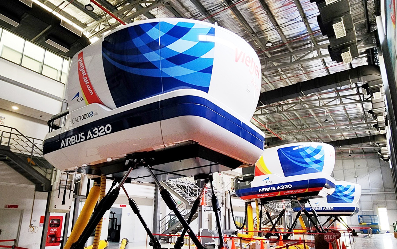 Ông Philip Goh - Phó Chủ tịch IATA khu vực Châu Á - Thái Bình Dương và Phó Tổng giám đốc Vietjet - Chủ tịch Học viện Hàng không Vietjet, ông Lương Thế Phúc (trái) ký kết hợp tác đưa Học viện Hàng không Vietjet tham gia mạng lưới đào tạo quốc tế của IATA. Ảnh: Vietjet Ông Philip Goh - Phó Chủ tịch IATA khu vực Châu Á - Thái Bình Dương và Phó Tổng giám đốc Vietjet - Chủ tịch Học viện Hàng không Vietjet, ông Lương Thế Phúc (trái) ký kết hợp tác đưa Học viện Hàng không Vietjet tham gia mạng lưới đào tạo quốc tế của IATA. Ảnh: Vietjet