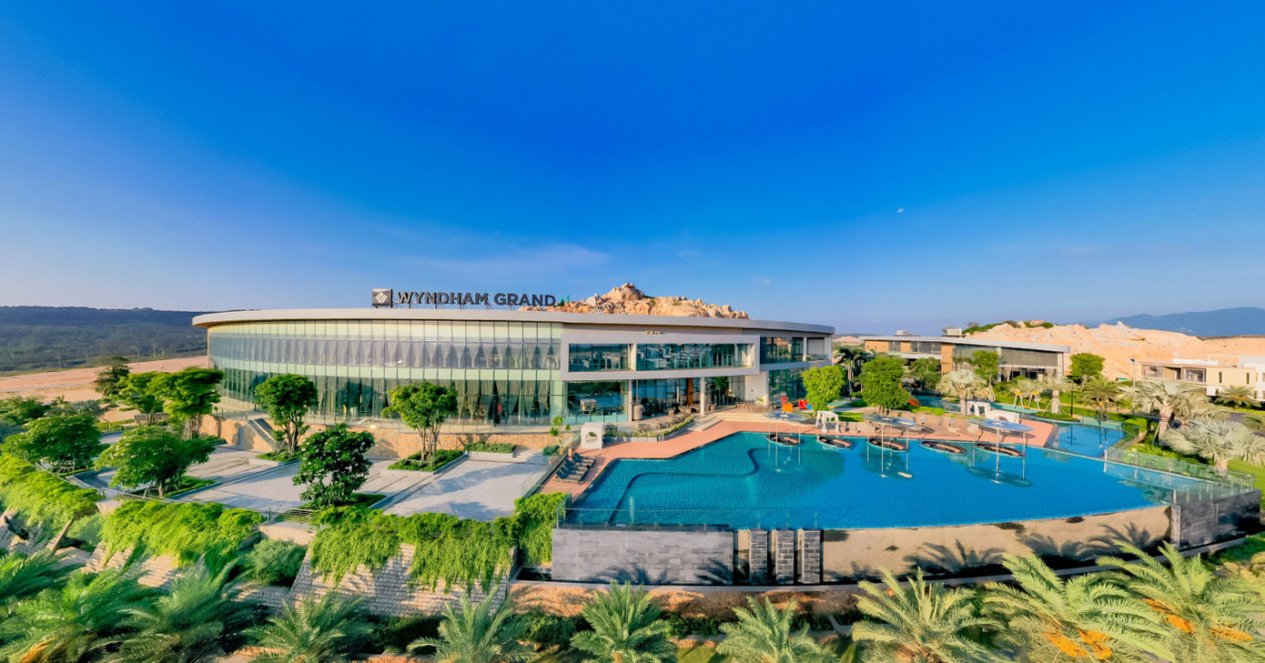 Wyndham Grand KN Paradise Cam Ranh tọa lạc trong Khu phức hợp nghỉ dưỡng giải trí KN Paradise, Bãi Dài, chỉ mất 5 phút lái xe từ sân bay Quốc tế Cam Ranh