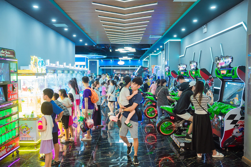 Các gia đình tranh thủ dịp nghỉ lễ dài ngày đưa các bé đến TTTM vui chơi thoải thích