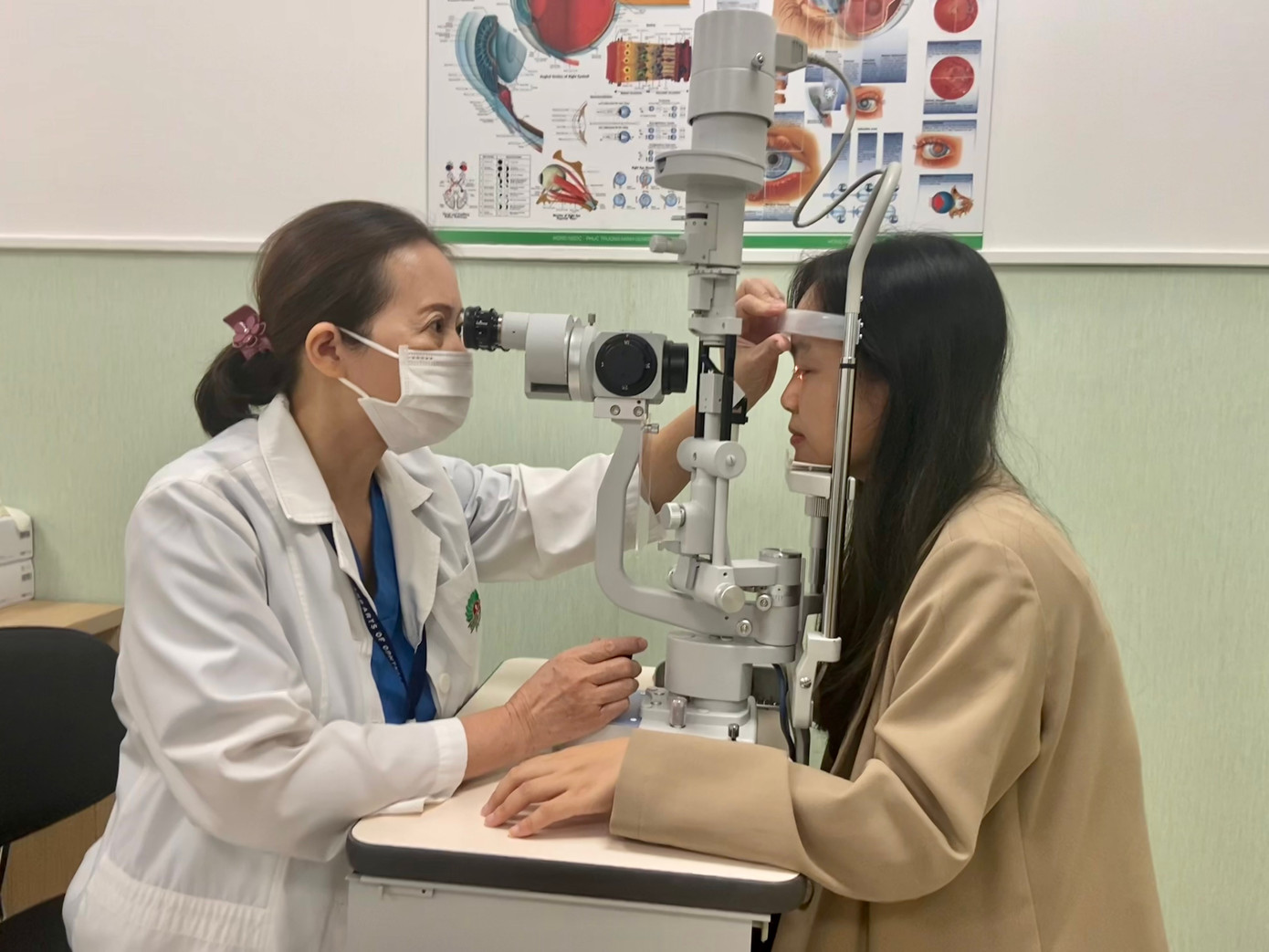 Bác sĩ Nguyễn Thị Hồng Hiền thực hiện khám mắt cho bệnh nhân Bác sĩ Nguyễn Thị Hồng Hiền thực hiện khám mắt cho bệnh nhân