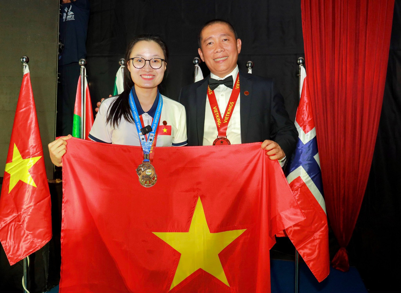 Đặng Ngọc Phương Trinh (bên trái) và tấm huy chương vàng tại cuộc thi Siêu trí nhớ thế giới 2023