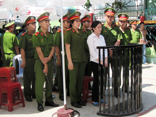 Bị cáo Liễu đứng dậy nghe tòa tuyên án