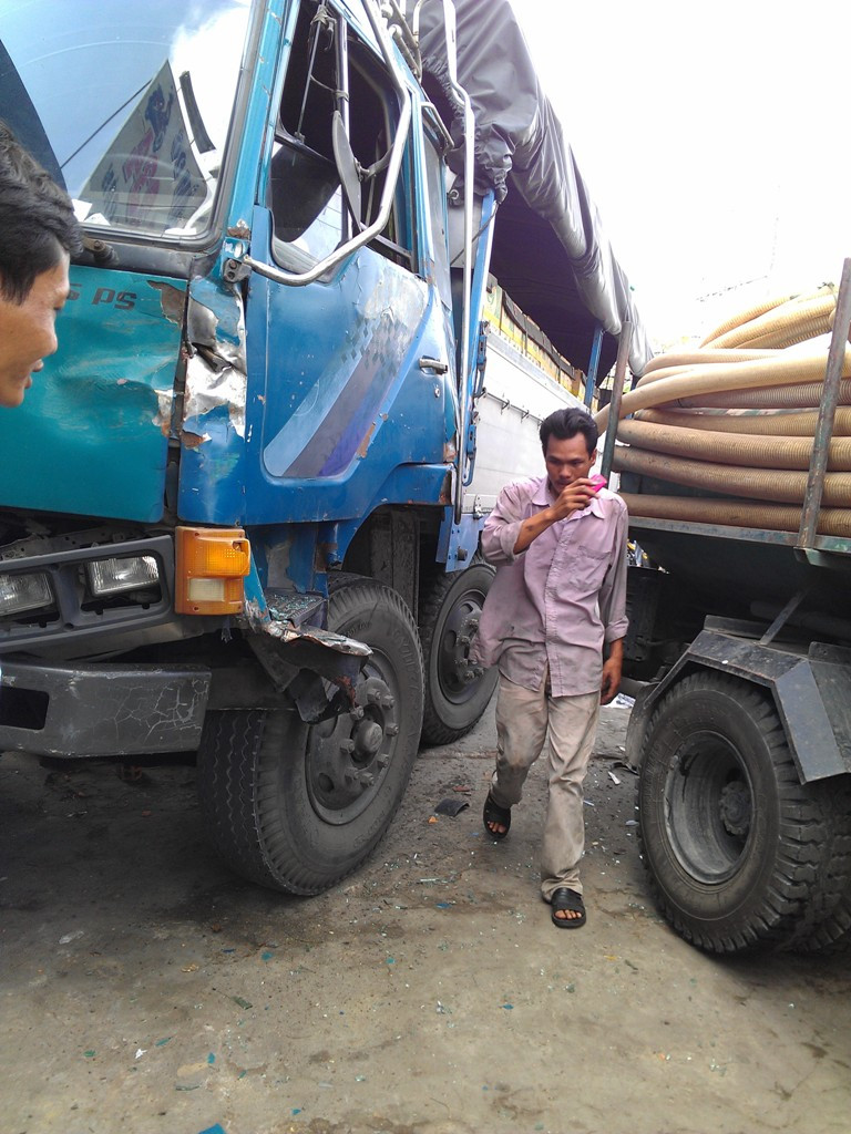 Ảnh chụp ngay sau vụ tai nạn chỉ một phút, tài xế lái xe tải lập tức xuống kiểm tra hiện trường