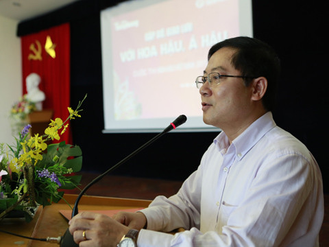 Nhà báo Lê Xuân Sơn - Tổng biên tập báo Tiền Phong phát biểu chào mừng ba người đẹp