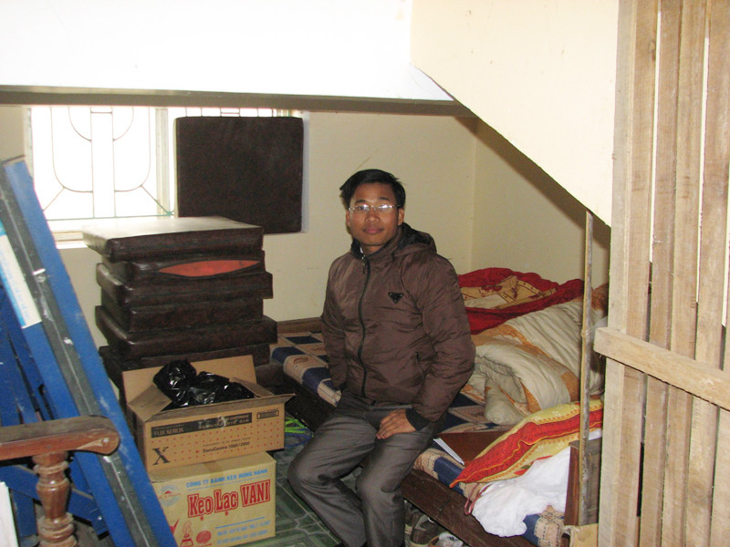 Đức Nhâm sau giờ làm việc, nơi nghỉ tạm là gầm cầu thang