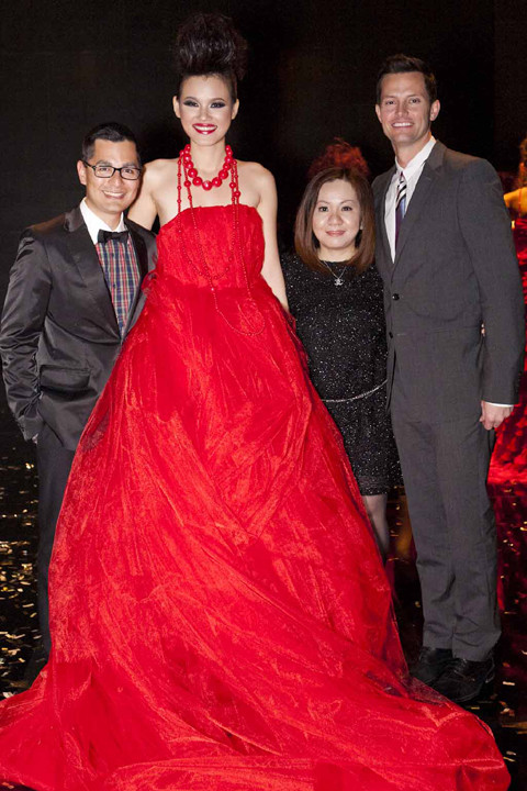 Tuyết Lan và 2 đại diện của Wilhelmina Models trong đêm chung kết Vietnam's Next Top Model 2010