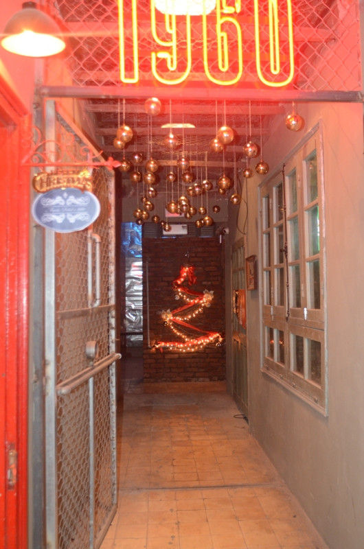 Các cửa hàng, quán bar, cà phê trang trí bắt mắt trước giáng sinh