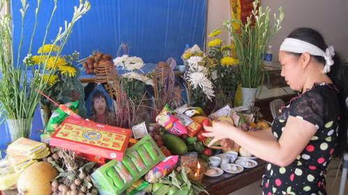 Người thân thắp hương trước bàn thờ gia đình vợ chồng anh Trịnh Thành Ngọc và chị Đinh Thị Chín - Ảnh: Thân Hoàng (Tuổi Trẻ). Người thân thắp hương trước bàn thờ gia đình vợ chồng anh Trịnh Thành Ngọc và chị Đinh Thị Chín - Ảnh: Thân Hoàng (Tuổi Trẻ)